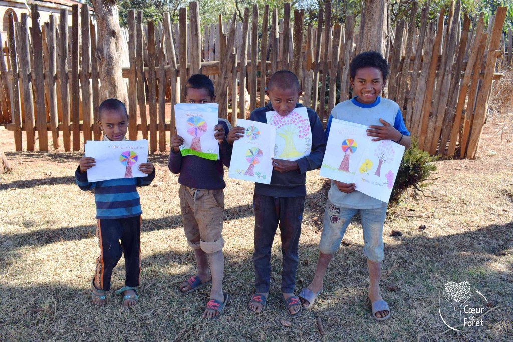 Enfant dessinant la production d'huile essentielle de Niaouli